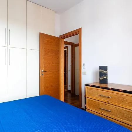 Daire Roomy Flat Near The Hospital Riuniti! *